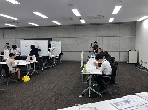 模擬記者会見の様子